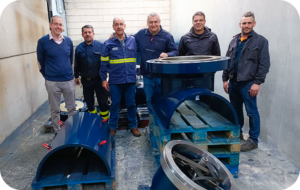 Equipe comercial em visita para novas tecnologias e materiais inovadores